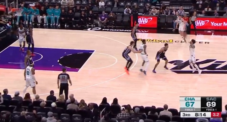 欧冠客户端下载-手感来了怎么投都进！三球接锅三分 踩着logo直接压哨扔进！