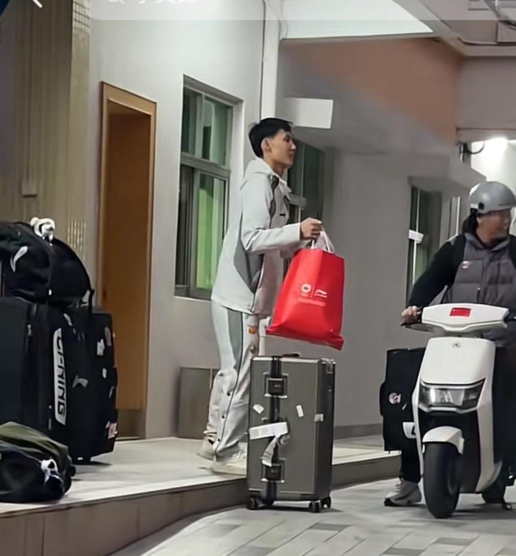 欧冠直播app下载官网-广东3消息！四外援合同正式转保障，徐杰连夜加练，杜锋押宝成功