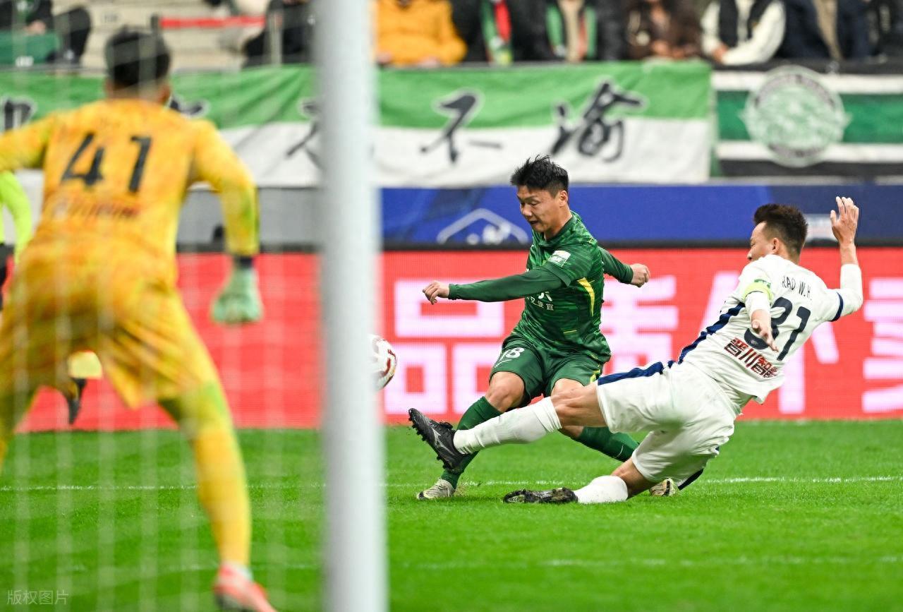 欧冠高清赛事平台-26岁国足锋霸放狠话？赛季目标进3球！上赛季只进了2球，引发热议