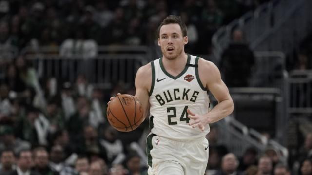 欧冠高清赛事平台-康诺顿波蒂斯关键贡献 阵容深度雄鹿逐渐占上风