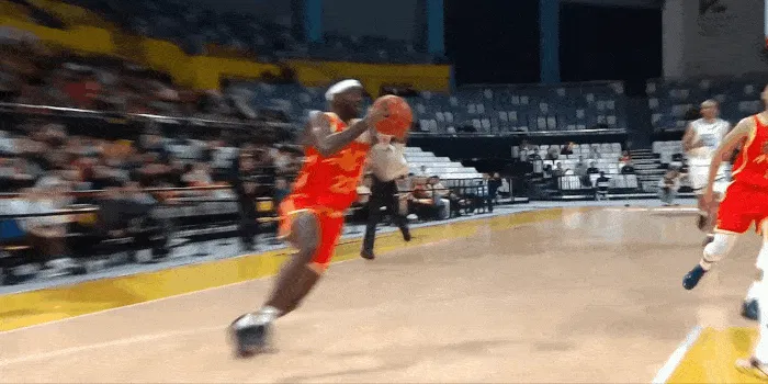 桑普森接赵嘉仁传球，起三步隔扣李安打成二加一