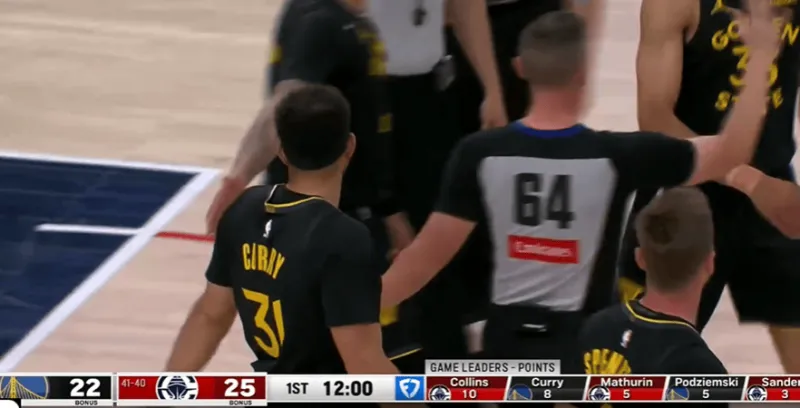 欧冠手机直播软件-小库里底角压哨三分投进还有加罚，勇士首节26-25领先快船