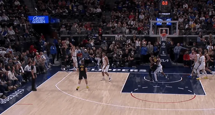 欧冠手机直播软件-小库里底角压哨三分投进还有加罚，勇士首节26-25领先快船